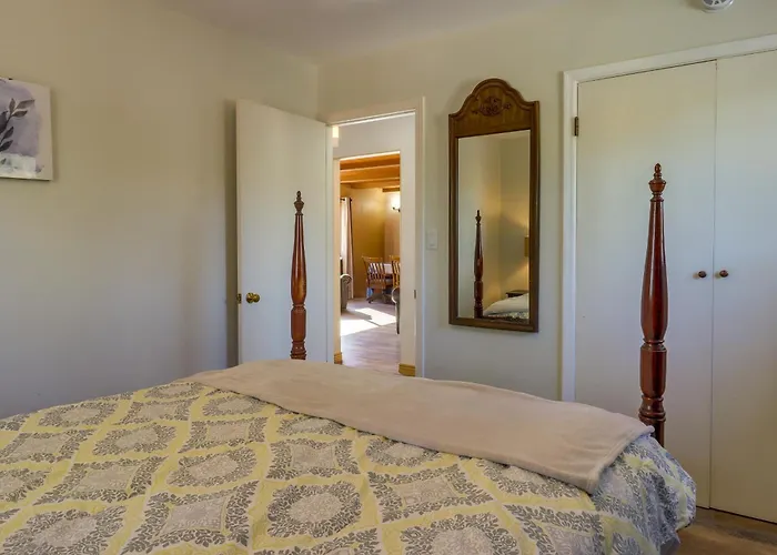 2 Mi To Dtwn: Gem W/ Patio & Views! Holiday home *