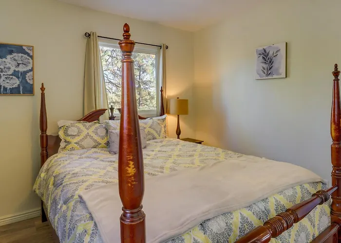 Holiday home 2 Mi To Dtwn: Gem W/ Patio & Views!