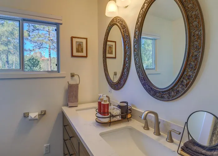 Holiday home 2 Mi To Dtwn: Gem W/ Patio & Views! *