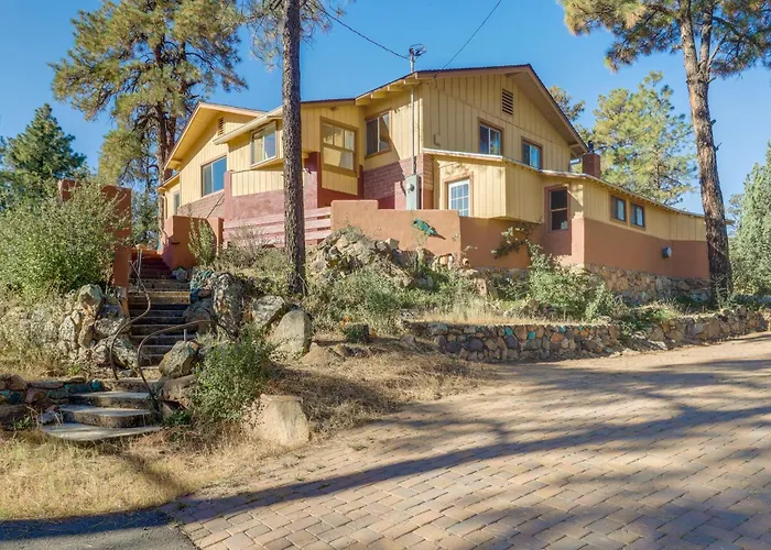 Holiday home 2 Mi To Dtwn: Gem W/ Patio & Views!